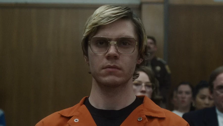 Actor Evan Peter playing as Dahmer in a Screenshot from the Series.